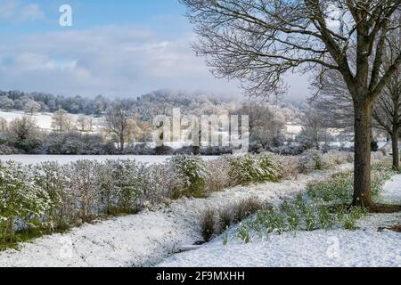 Cotswold Landschaft im Frühlingsschnee. Bourton on the Hill, Cotswolds, Gloucestershire, England Stockfoto