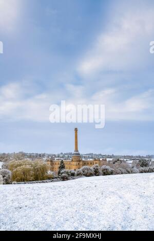 Bliss Tweed Mill im Aprilschnee. Chipping Norton, Cotswolds, Oxfordshire, England Stockfoto