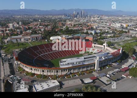 Eine Luftaufnahme des Los Angeles Memorial Coliseum, Sonntag, 18. April 2021, in Los Angeles. (Kirby Lee über AP) Stockfoto