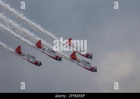 Am 15. April 2021 treten die Aeroshell-Teams auf der Sun N Fun Airshow in Lakeland, Zentral-Florida, USA. Stockfoto