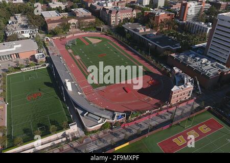 Eine Luftaufnahme von Cromwell Field und Loker Stadium auf dem Campus der University of Southern California, Sonntag, 18. April 2021, in Los Angeles. Der Stockfoto
