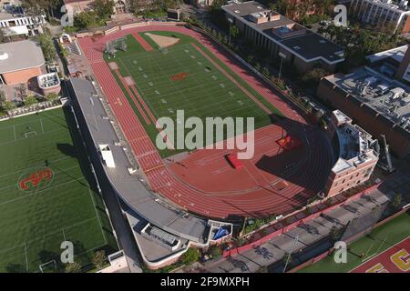 Eine Luftaufnahme von Cromwell Field und Loker Stadium auf dem Campus der University of Southern California, Sonntag, 18. April 2021, in Los Angeles. Der Stockfoto