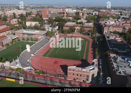 Eine Luftaufnahme von Cromwell Field und Loker Stadium auf dem Campus der University of Southern California, Sonntag, 18. April 2021, in Los Angeles. Der Stockfoto