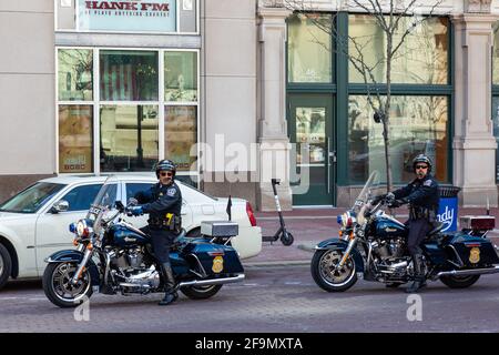 Zwei Beamte der Indianapolis Metropolitan Police Department patrouillieren auf Motorrädern der Harley Davidson Road King in der Innenstadt von Indy's Monument Circle. Stockfoto