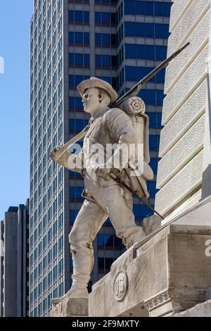 Eine Statue der Artillerie des Bildhauers Rudolf Schwarz am Soldaten- und Matrosendenkmal in der Innenstadt von Indianapolis, Indiana, USA. Stockfoto