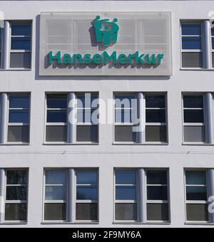 Hamburg, Deutschland. April 2021. Das Firmenlogo der Hanse Merkur Insurance Group ist auf der façade des Hauptsitzes des Unternehmens zu sehen. Am 20. April 2021 veröffentlicht die Versicherungsgesellschaft ihre Geschäftszahlen des vergangenen Jahres. Kredit: Marcus Brandt/dpa/Alamy Live Nachrichten Stockfoto