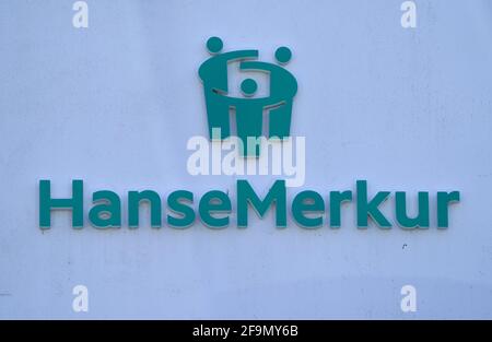 Hamburg, Deutschland. April 2021. Das Firmenlogo der Hanse Merkur Insurance Group ist auf der façade des Hauptsitzes des Unternehmens zu sehen. Am 20. April 2021 veröffentlicht die Versicherungsgesellschaft ihre Geschäftszahlen des vergangenen Jahres. Kredit: Marcus Brandt/dpa/Alamy Live Nachrichten Stockfoto