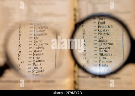 Berlin, Deutschland. April 2021. Die Rechtschreibtabellen zweier Hamburger Telefonbücher aus den Jahren 1932 (l) und 1933 (r) sind durch zwei Lupen in der Bibliothek des Museums für Kommunikation Berlin zu sehen. Links eine Schreibtafel vor der 'Arisierung' der Nationalsozialisten mit dem jüdischen Namen 'N=Nathan' und rechts nach der 'Arisierung' mit 'N=Nikolaus'. (Dpa 'W für Wilhelm, Wiesbaden oder was? Neues Lettering Board kommt') Quelle: Christoph Soeder/dpa/Alamy Live News Stockfoto