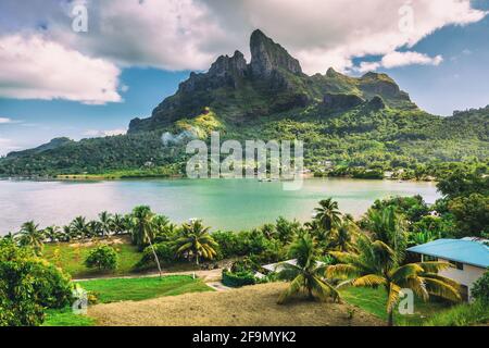 Bora Bora und Mount Otemanu Naturlandschaft in Tahiti, Französisch-Polynesien mit Korallenlagune Meer und Mt Pahia, Mt Otemanu, Tahiti, Südpazifik Stockfoto