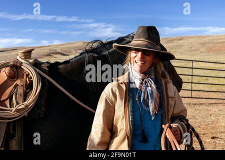 WY 04130-00 ... WYOMING - Ranch Hand cowgirl auf dem Willow Creek Ranch. Stockfoto