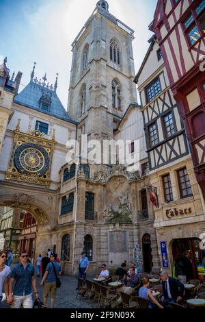 Rouen, Frankreich - 05. Juli 2018: Touristen entspannen sich in einem Café an der Großen Uhr im Zentrum von Rouen Stockfoto