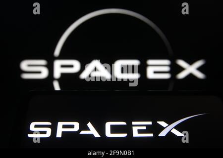 Ukraine. April 2021. In dieser Fotolillustration ist ein SpaceX-Logo eines US-Raumfahrtunternehmens auf einem Smartphone und einem pc-Bildschirm zu sehen. (Foto von Pavlo Gonchar/SOPA Images/Sipa USA) Quelle: SIPA USA/Alamy Live News Stockfoto