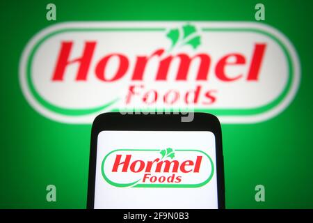 Ukraine. April 2021. In dieser Abbildung ist ein Hormel Foods Logo eines US-amerikanischen Lebensmittelunternehmens auf einem Smartphone und einem pc-Bildschirm zu sehen. (Foto von Pavlo Gonchar/SOPA Images/Sipa USA) Quelle: SIPA USA/Alamy Live News Stockfoto