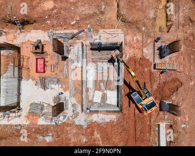 Luftaufnahme oder Ansicht von oben vielbeschäftigter Arbeiter auf der Baustelle Mit Bagger arbeiten auf der Baustelle und schwere Baumaschine Baugeräte Stockfoto