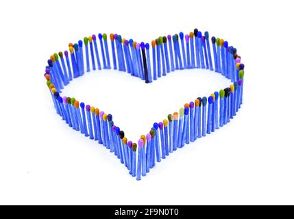 Eine blaue Herzform aus bunten Streichhölzer Stockfoto