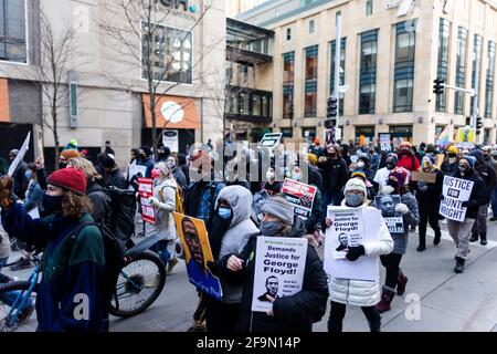 Minneapolis, USA. April 2021. Demonstranten marschieren am 19. April 2021 in Minneapolis, Minnesota. Demonstranten führten einen marsch um die Innenstadt von Minneapolis zur Unterstützung der Verurteilung von Derek Chauvin für den Mord an George Floyd. Es fanden abschließende Argumente in dem Fall statt, und die Jury hat heute mit Beratungen begonnen. (Foto von Brian Feinzimer/Sipa USA) Quelle: SIPA USA/Alamy Live News Stockfoto