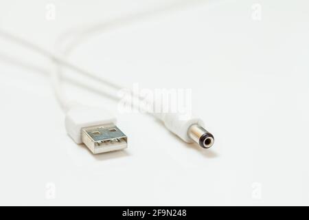 Nahaufnahme-USB-Kabel in weißer Farbe auf weißem Hintergrund. Geringe Schärfentiefe. Stockfoto