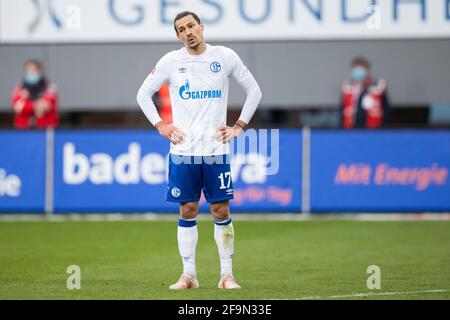 Freiburg Im Breisgau, Deutschland. April 2021. Fußball: Bundesliga, SC Freiburg - FC Schalke 04, Matchday 29 im Schwarzwald-Stadion. Schalkes Benjamin Stambouli reagiert im Spiel. Kredit: Tom Weller/dpa - WICHTIGER HINWEIS: Gemäß den Bestimmungen der DFL Deutsche Fußball Liga und/oder des DFB Deutscher Fußball-Bund ist es untersagt, im Stadion und/oder vom Spiel aufgenommene Fotos in Form von Sequenzbildern und/oder videoähnlichen Fotoserien zu verwenden oder zu verwenden./dpa/Alamy Live News Stockfoto