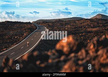 Lanzarote. Läufer läuft durch den Timanfaya Nationalpark auf Lanzarote. Vulkanisches Gebiet, das wie der Mond aussieht. Stockfoto