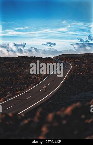 Lanzarote. Läufer läuft durch den Timanfaya Nationalpark auf Lanzarote. Vulkanisches Gebiet, das wie der Mond aussieht. Stockfoto