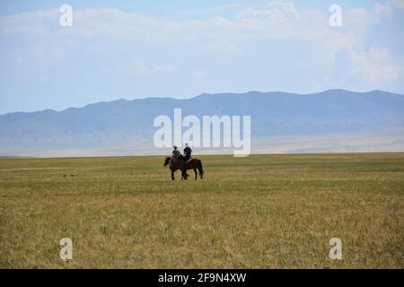 Reiten in der Steppe in der Nähe der Three Camel Lodge in der Wüste Gobi, Mongolei. Stockfoto