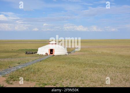 Der Empfang und das Aktivitätszentrum in der Three Camel Lodge in der mongolischen Wüste Gobi. Das Team kann einen Reitsport- und E-Bike-Verleih sowie das Spa organisieren. Stockfoto