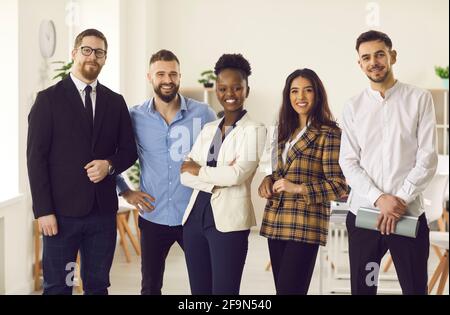 Porträt einer selbstbewussten jungen schwarzen Geschäftsfrau mit einem Team von ihr Zufriedene Mitarbeiter Stockfoto