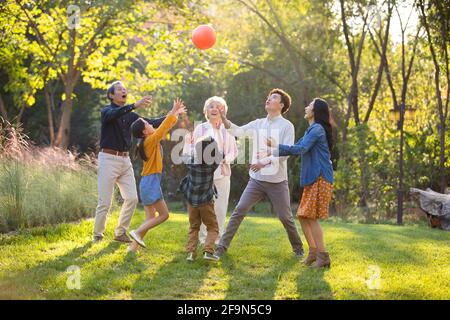 Glückliche Familie Spaß im park Stockfoto