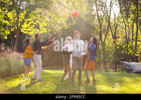 Glückliche Familie Spaß im park Stockfoto