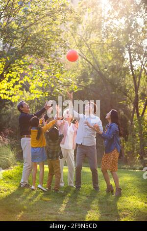 Glückliche Familie Spaß im park Stockfoto