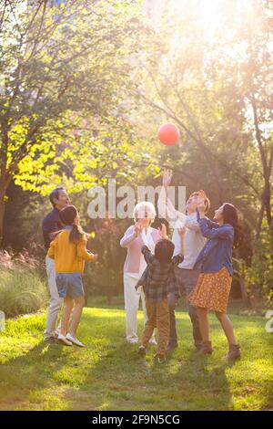 Glückliche Familie Spaß im park Stockfoto