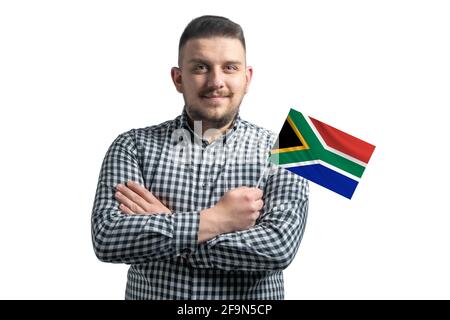 Weißer Mann mit einer Flagge der südafrikanischen Republik lächelnd zuversichtlich mit gekreuzten Armen isoliert auf weißem Hintergrund. Stockfoto