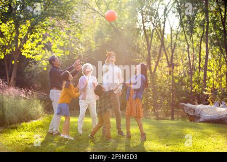 Glückliche Familie Spaß im park Stockfoto