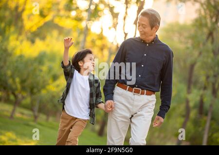 Glücklicher Großvater und Enkel beim Spaziergang im Park Stockfoto