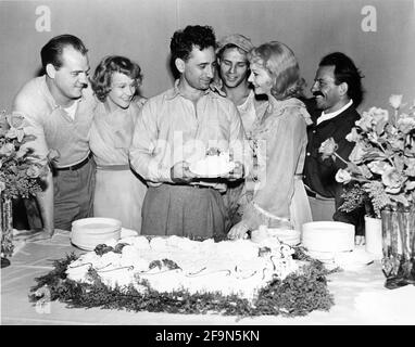 Regisseur ELIA KAZAN feiert seinen 41. Geburtstag am 7. September 1950 mit KARL MALDEN KIM HUNTER MARLON BRANDO VIVIEN LEIGH und NICK DENNIS am Set offen während der Dreharbeiten EINER STRASSENBAHN NAMENS DESIRE 1951 Regisseur ELIA KAZAN Originalstück / Drehbuch TENNESSEE WILLIAMS Charles K. Feldman Group / Warner Bros Stockfoto