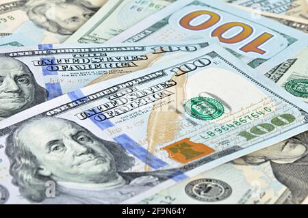 Geld - 100 US-Dollar (USD) Rechnungen - Fokussierung Auf Worte DIE VEREINIGTEN STAATEN VON AMERIKA Stockfoto
