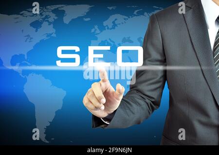 Geschäftsmann Hand berühren SEO (oder Suchmaschinen-Optimierung) anmelden virtueller Bildschirm - Internet- & Online-Marketing-Konzept Stockfoto