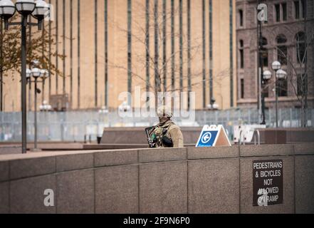 Washington, USA. April 2021. Ein Mitglied der Minnesota National Guard steht Wache vor dem Hennepin County Gerichtsgebäude in Minneapolis, Minnesota, USA, 19. April 2021. Juroren im Prozess gegen Derek Chauvin, der mit der Tötung Minnesota schwarzen Mann George Floyd im vergangenen Mai angeklagt wurde, begann die Beratung des Urteils nach Anhörung Schlussplädoyers von der Staatsanwaltschaft und der Verteidigung ab Montag. Quelle: Ben Brewer/Xinhua/Alamy Live News Stockfoto