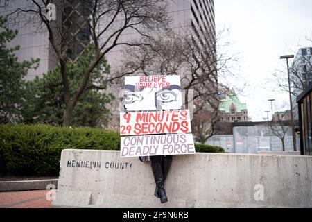 Washington, USA. April 2021. Ein Demonstrator wird vor dem Hennepin County Courthouse in Minneapolis, Minnesota, USA, gesehen, 19. April 2021. Juroren im Prozess gegen Derek Chauvin, der mit der Tötung Minnesota schwarzen Mann George Floyd im vergangenen Mai angeklagt wurde, begann die Beratung des Urteils nach Anhörung Schlussplädoyers von der Staatsanwaltschaft und der Verteidigung ab Montag. Quelle: Ben Brewer/Xinhua/Alamy Live News Stockfoto