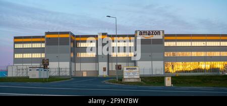 Die Straße, die am Logistikzentrum von Amazon vorbeiführt Stockfoto