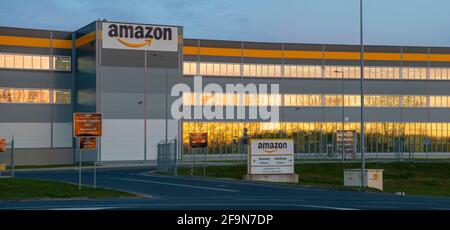 Straße, die am Logistikzentrum von Amazon vorbeiführt Stockfoto