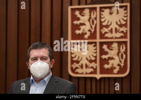 Prag, Tschechische Republik. April 2021. Jan Hamacek, stellvertretender Ministerpräsident, amtierender Außenminister und Innenminister der Tschechischen Republik, spricht während einer Pressekonferenz nach der Ankunft tschechischer Diplomaten aus Moskau, Russland, am 19. April 2021 auf dem Vaclav Havel Airport Prag, Tschechische Republik. Kurz nach 21:30 Uhr landete auf dem Prager Flughafen ein spezielles Militärflugzeug mit 20 tschechischen Diplomaten, die von Moskau als Vergeltung für die gleiche Tat der tschechischen Behörden ausgewiesen wurden. Kredit: Roman Vondrous/CTK Foto/Alamy Live Nachrichten Stockfoto