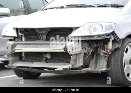 Beschädigtes Fahrzeug ohne Kühlergrill und vorderen Stoßfänger Stockfoto