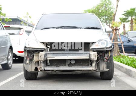 Beschädigtes Fahrzeug ohne Kühlergrill und vorderen Stoßfänger Stockfoto