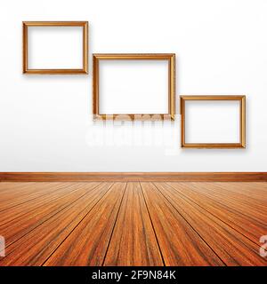 Goldene Bilderrahmen an der Wand im Raum Stockfoto