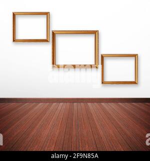 Goldene Bilderrahmen an der Wand im Raum Stockfoto