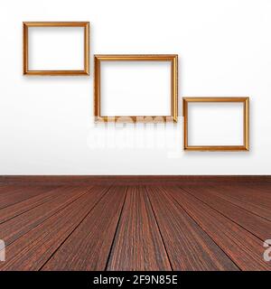 Goldene Bilderrahmen an der Wand im Raum Stockfoto