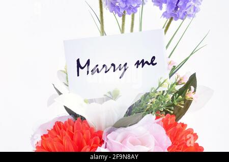 Blumenstrauß mit „ Marry Me “ auf der Tag-Karte - Retro-Stil Lichteffekt Stockfoto