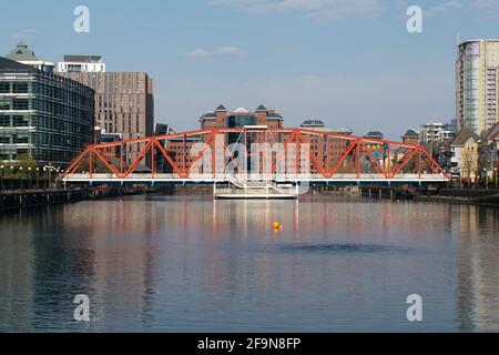 Detroit Swing Bridge, Erie Basin, Dock 9 Salford Quays. Die Fußgängerbrücke wurde verlegt und von der Manchester Ship Canal Railway aus umgenutzt Stockfoto