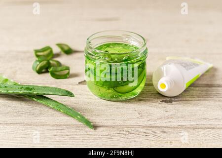 Frische Aloe Vera Pflanze, Stängel Scheiben und Gel. Stockfoto